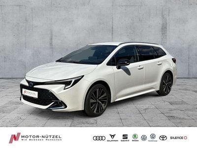 Neu Toyota Corolla 196 PS (144 kW) 2026 Platinum white pearl mc. Kombi