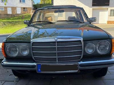 Gebraucht Mercedes E230 136 PS (100 kW) 1982 Grün Limousine