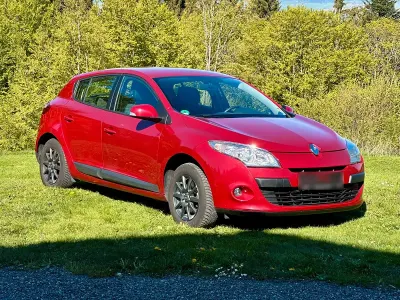 Używany Renault Mégane 101 KM (74 kW) 2009 Czerwony Sedan/Limuzyna