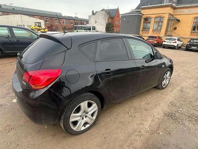 Usado Opel Astra Edition 140 HP (102 kW) 2010 Sedan