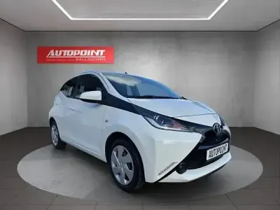 Gebraucht Toyota Aygo X-play 97 PS (71 kW) 2015 Weiß Kleinwagen