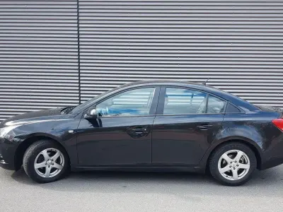 Używany Chevrolet Cruze 113 KM (83 kW) 2010 Czarny Sedan/Limuzyna