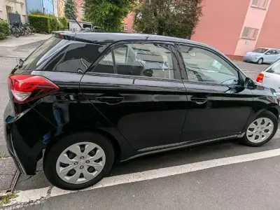 Gebraucht Hyundai i20 Life Plus 100 PS (73 kW) 2015 Schwarz Limousine