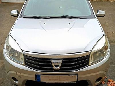 Silber Gebraucht 2009 Dacia Sandero Lauréate Limousine | 2.400 € (Fairer Preis)