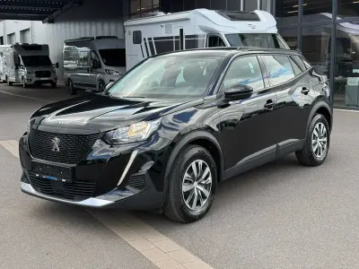 Gebraucht Peugeot e-2008 Active 100 kW (136 PS) 2022 Met. perla nera schwarz SUV