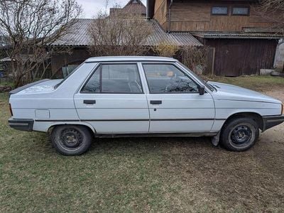Usado Renault R9 68 HP (50 kW) 1996 Branco Sedan