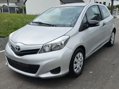 Gebraucht Toyota Yaris 69 PS (50 kW) 2012 Silber Kleinwagen