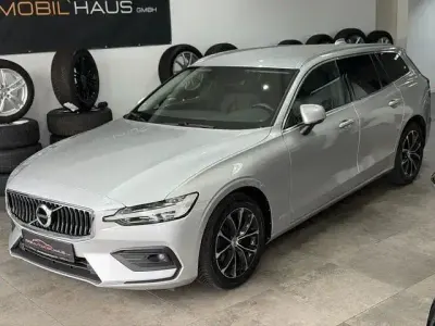 Gebraucht Volvo V60 Momentum 150 PS (110 kW) 2021 Bright silver Kombi