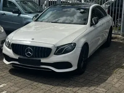 Gebraucht Mercedes E220 Avantgarde 194 PS (142 kW) 2017 Weiß Limousine