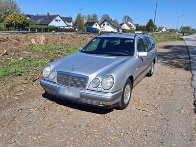 Usata Mercedes E230 150 CV (110 kW) 1997 Argento Station wagon