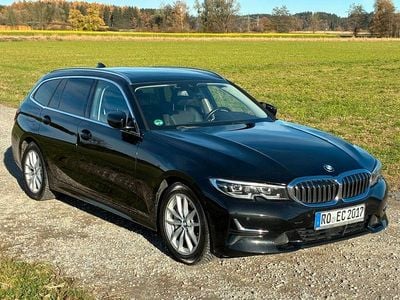 Schwarz Gebraucht 2022 BMW 330 Luxury Line Kombi | 28.990 € (Superpreis)
