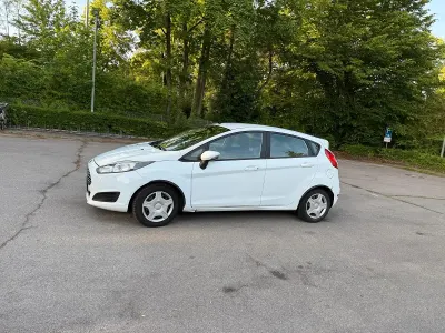 Gebraucht Ford Fiesta 95 PS (69 kW) 2013 Weiß Kleinwagen