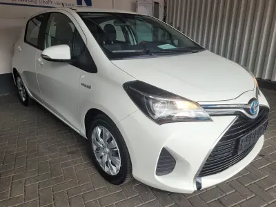 Gebraucht Toyota Yaris Hybrid 101 PS (74 kW) 2016 Weiß Limousine