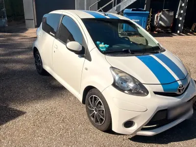 Gebraucht Toyota Aygo 68 PS (50 kW) 2012 Weiß Kleinwagen