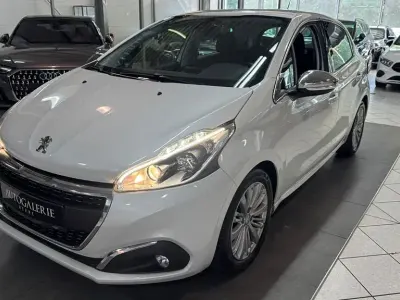 Gebraucht Peugeot 208 Allure 110 PS (80 kW) 2016 Weiß Kleinwagen