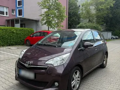 Gebraucht Toyota Verso-S 90 PS (66 kW) 2011 Violet Van / Kleinbus
