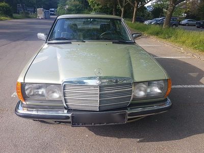 Grün Gebraucht 1983 Mercedes 230 Coupé | 20.999 €