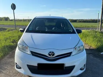 Używany Toyota Yaris Trend 99 KM (72 kW) 2013 Biały Hatchback