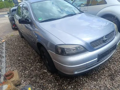 Używany Opel Astra 101 KM (74 kW) 2002 Srebrny Sedan/Limuzyna