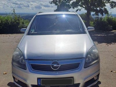 Grau Gebraucht 2006 Opel Zafira Van / Kleinbus | 2.500 € (Etwas zu teuer)