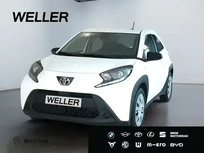 Używany Toyota Aygo Play 72 KM (52 kW) 2022 Biały Hatchback