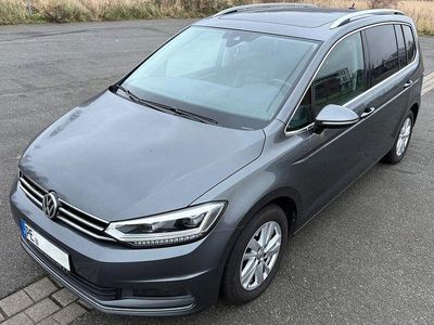Grau Gebraucht 2019 VW Touran Highline Van / Kleinbus | 21.900 € (Fairer Preis)