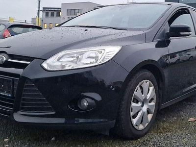 Orange Gebraucht 2007 Ford Focus Trend Limousine | 2.990 €