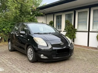 Gebraucht Toyota Yaris 69 PS (50 kW) 2011 Schwarz Kleinwagen