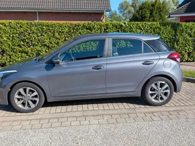 Gebraucht Hyundai i20 YES! Silver 84 PS (61 kW) 2016 Grau Limousine