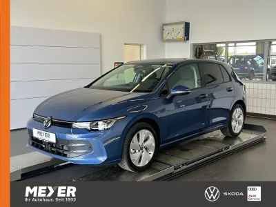Neu VW Golf VIII Life 116 PS (85 kW) 2026 Anemone blue metallic Limousine