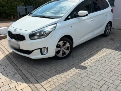 Gebraucht Kia Carens 135 PS (99 kW) 2016 Weiß Van / Kleinbus