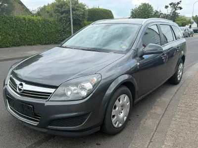 Gebraucht Opel Astra Edition 116 PS (85 kW) 2010 Grau Kombi