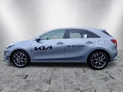 Gebraucht Kia Ceed Platinum 140 PS (102 kW) 2024 Lunar silber met. Kleinwagen