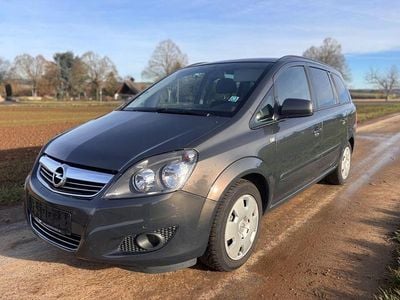 Grau Gebraucht 2014 Opel Zafira Family Van / Kleinbus | 5.699 € (Fairer Preis)