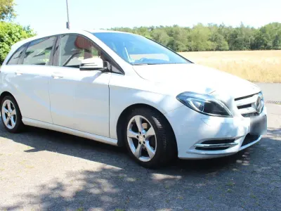 Gebraucht Mercedes B180 122 PS (89 kW) 2012 Weiß Kleinwagen