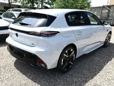 Neu Peugeot 308 GT 136 PS (100 kW) 2026 Okenit weiß metallic okenit weiß metallic Limousine