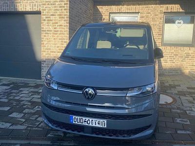 Gebraucht VW Multivan Edition 150 PS (110 kW) 2023 Grau Van
