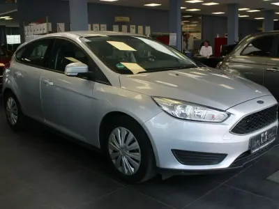 Gebraucht Ford Focus 86 PS (63 kW) 2017 Moondust silver Limousine