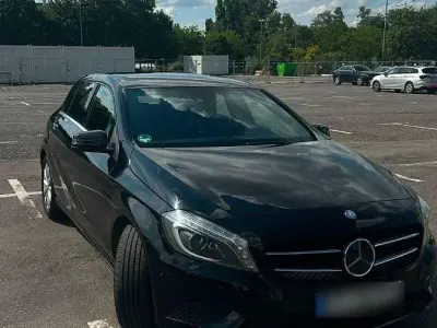 Gebraucht Mercedes A180 122 PS (89 kW) 2014 Schwarz Kleinwagen