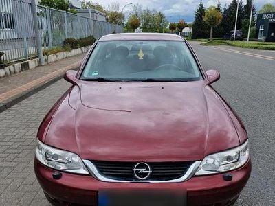 Begagnad Opel Vectra 101 HK (74 kW) 2001 Röd Sedan
