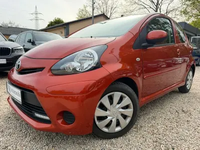 Second-hand Toyota Aygo 68 CP (50 kW) 2012 Portocaliu Hatchback