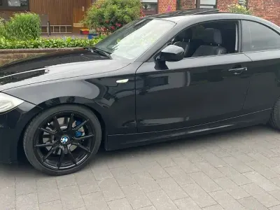 Gebraucht BMW 123 Performance 204 PS (150 kW) 2010 Schwarz Kleinwagen