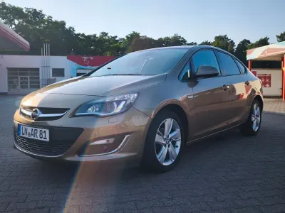 Gebraucht Opel Astra 140 PS (102 kW) 2012 Braun Limousine