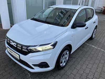 Weiß Gebraucht 2024 Dacia Sandero Essentiel Limousine | 13.999 € (Guter Preis)