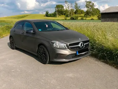 Gebraucht Mercedes A180 122 PS (89 kW) 2015 Schwarz Limousine
