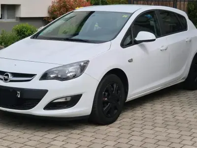 Usado Opel Astra 101 HP (74 kW) 2013 Branco Sedan