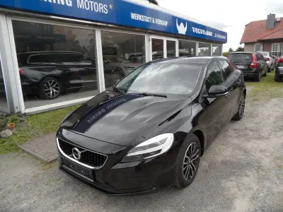 Gebraucht Volvo V40 Momentum 122 PS (89 kW) 2017 Onyx black Kombi