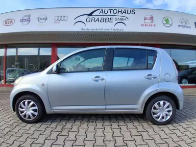 Gebraucht Daihatsu Sirion 69 PS (50 kW) 2005 Silber Kleinwagen