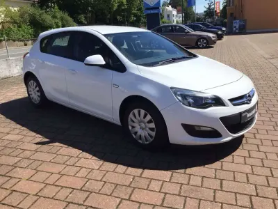 Gebraucht Opel Astra Selection 116 PS (85 kW) 2015 Scheeweiß Limousine