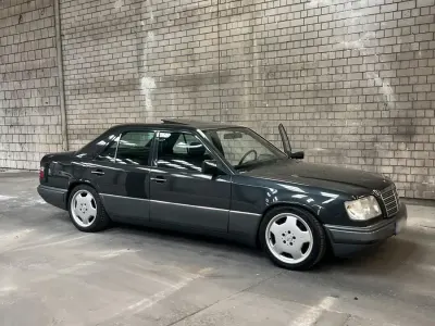 Używany Mercedes E420 278 KM (204 kW) 1994 Czarny Sedan/Limuzyna